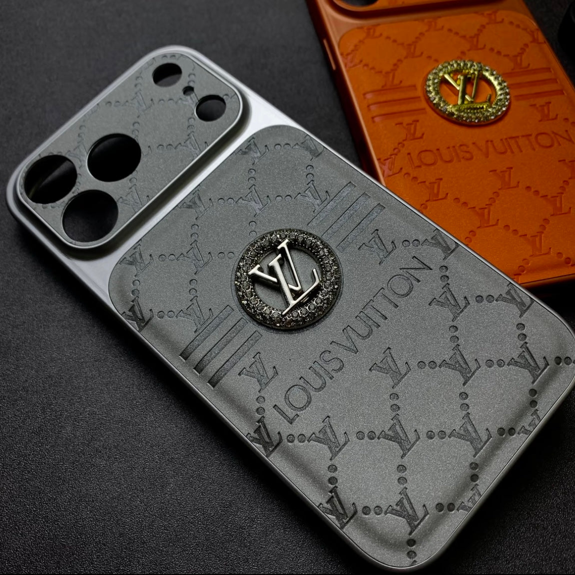 حافظة هاتف فاخرة Monogram مع تصميم أيقونة منقوش