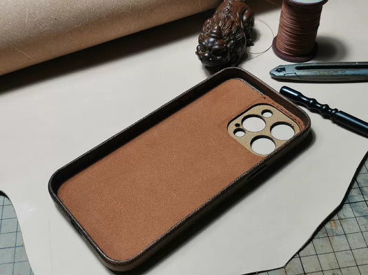 Kézzel készített, növényi cserzett bőr iPhone-tok – Vintage Patina Edition