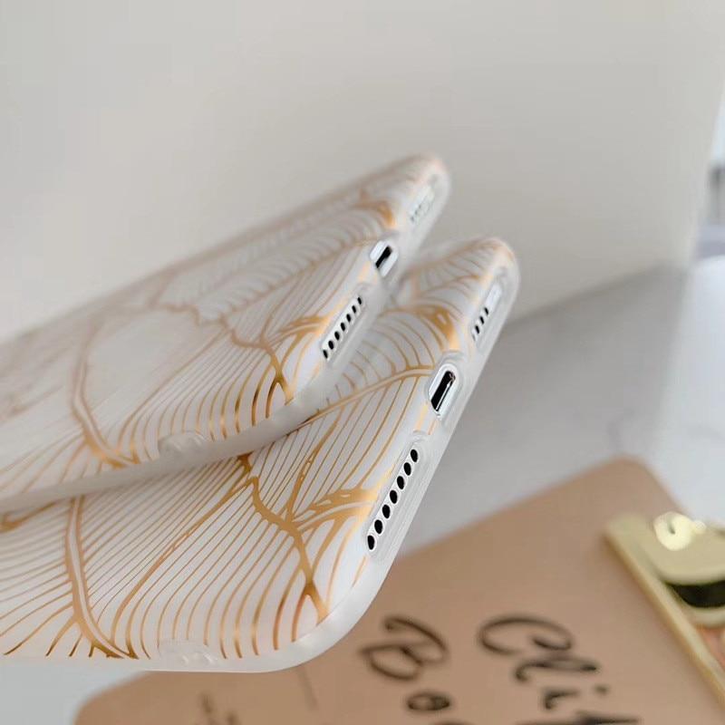 Zlatý listový obal na iPhone