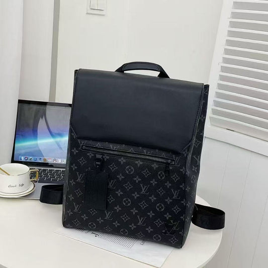 حقيبة ظهر فاخرة بغطاء حرف Monogram، وحقيبة كمبيوتر محمول للركاب