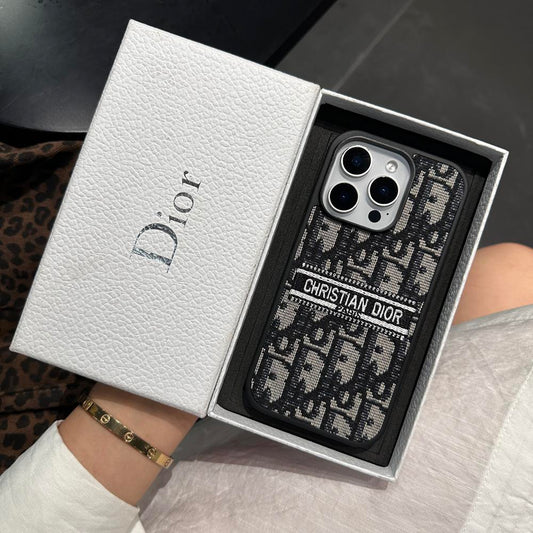 Designer-inspireret iPhone-etui i stof med broderede detaljer