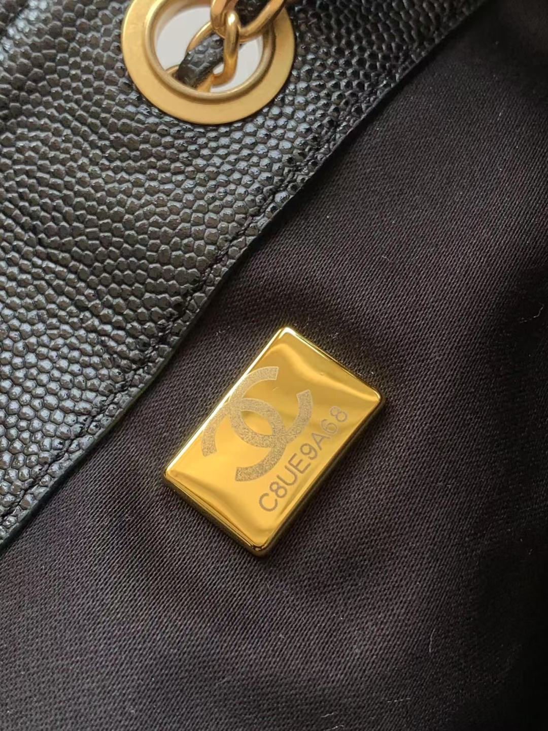 CC 25 pieni käsilaukku, rakeinen vasikannahka & kullanvärinen metallilaukku