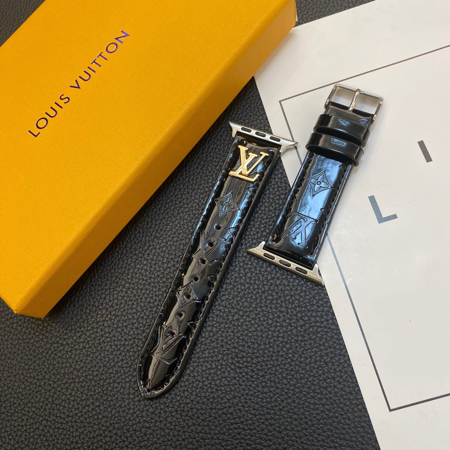 GLANZENDE LEREN APPELHORLOGEBAND LUXE METALEN LOGO