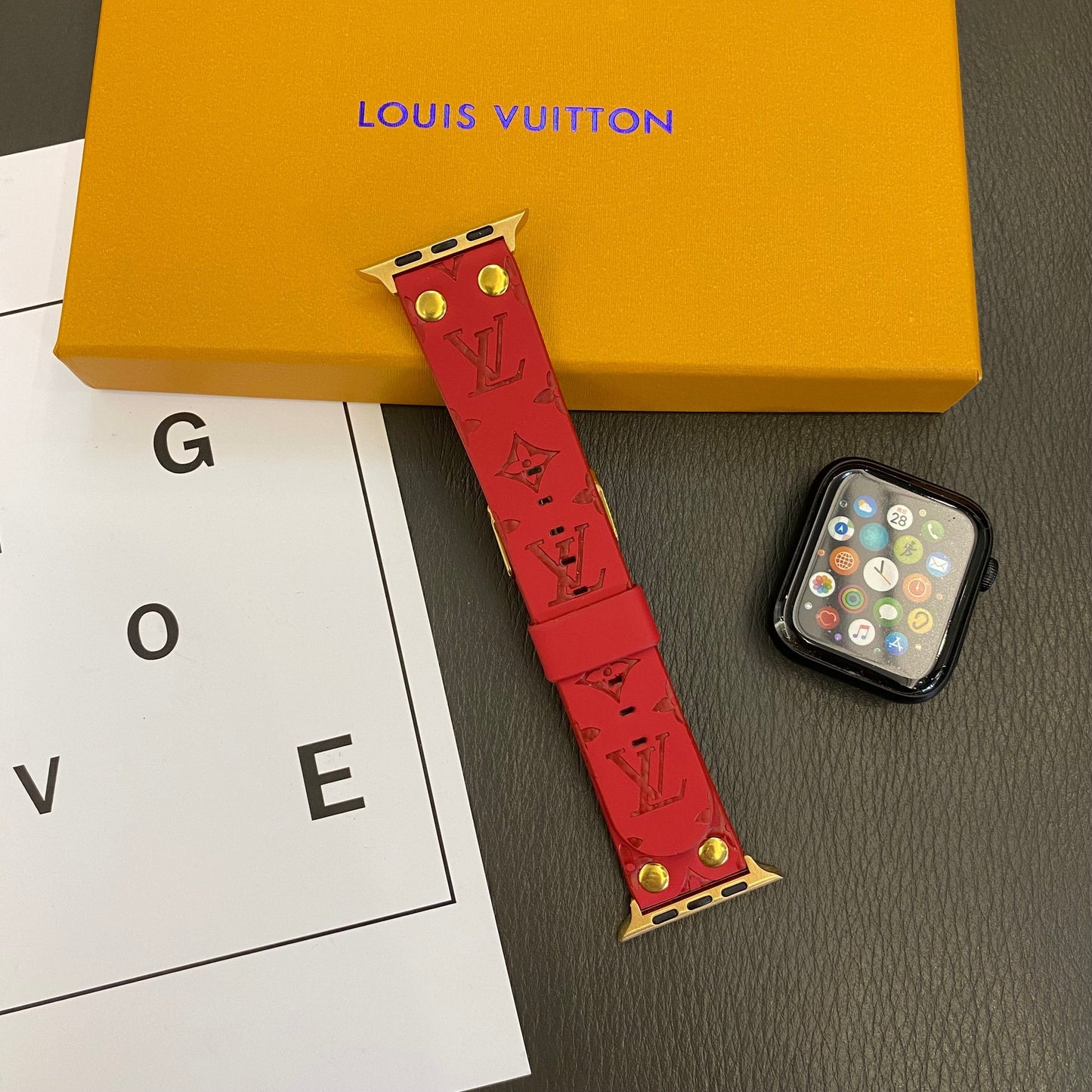 Výměnný náramek Apple s ozdobou a nýty a monogramem a reliéfem PÁSKY NA HODINKY