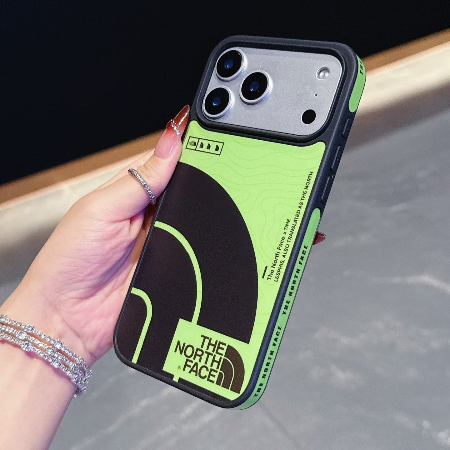Pouzdro na iPhone s bočním designem TNF