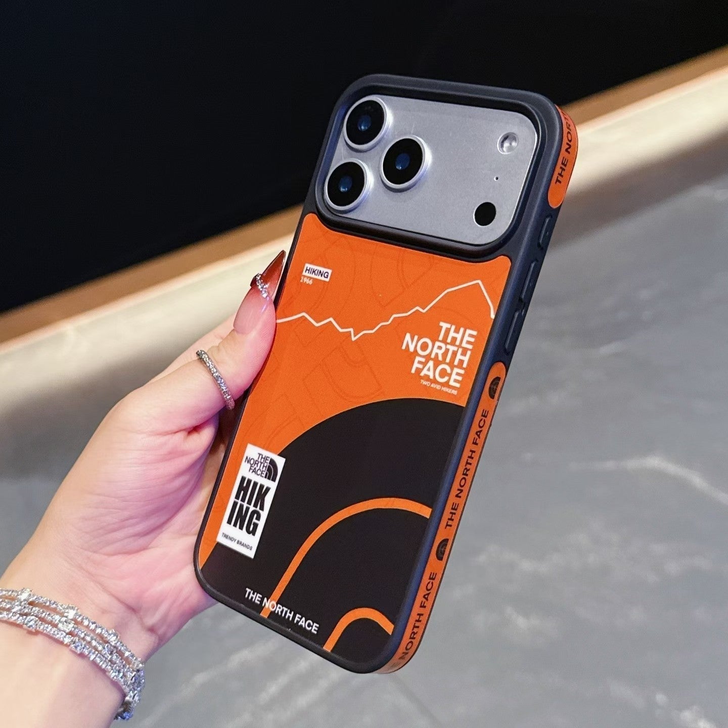 Pouzdro na iPhone s bočním designem TNF