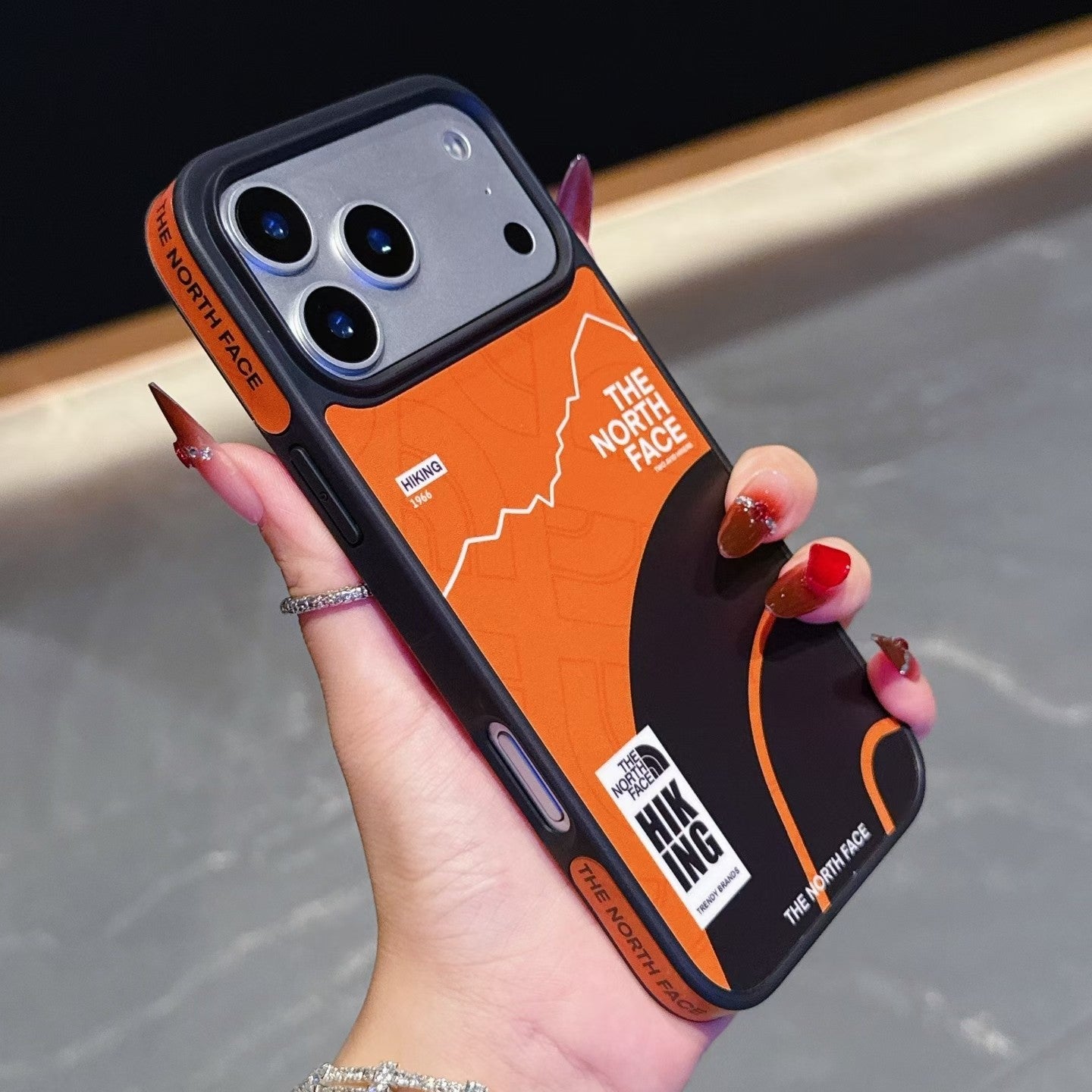 Pouzdro na iPhone s bočním designem TNF