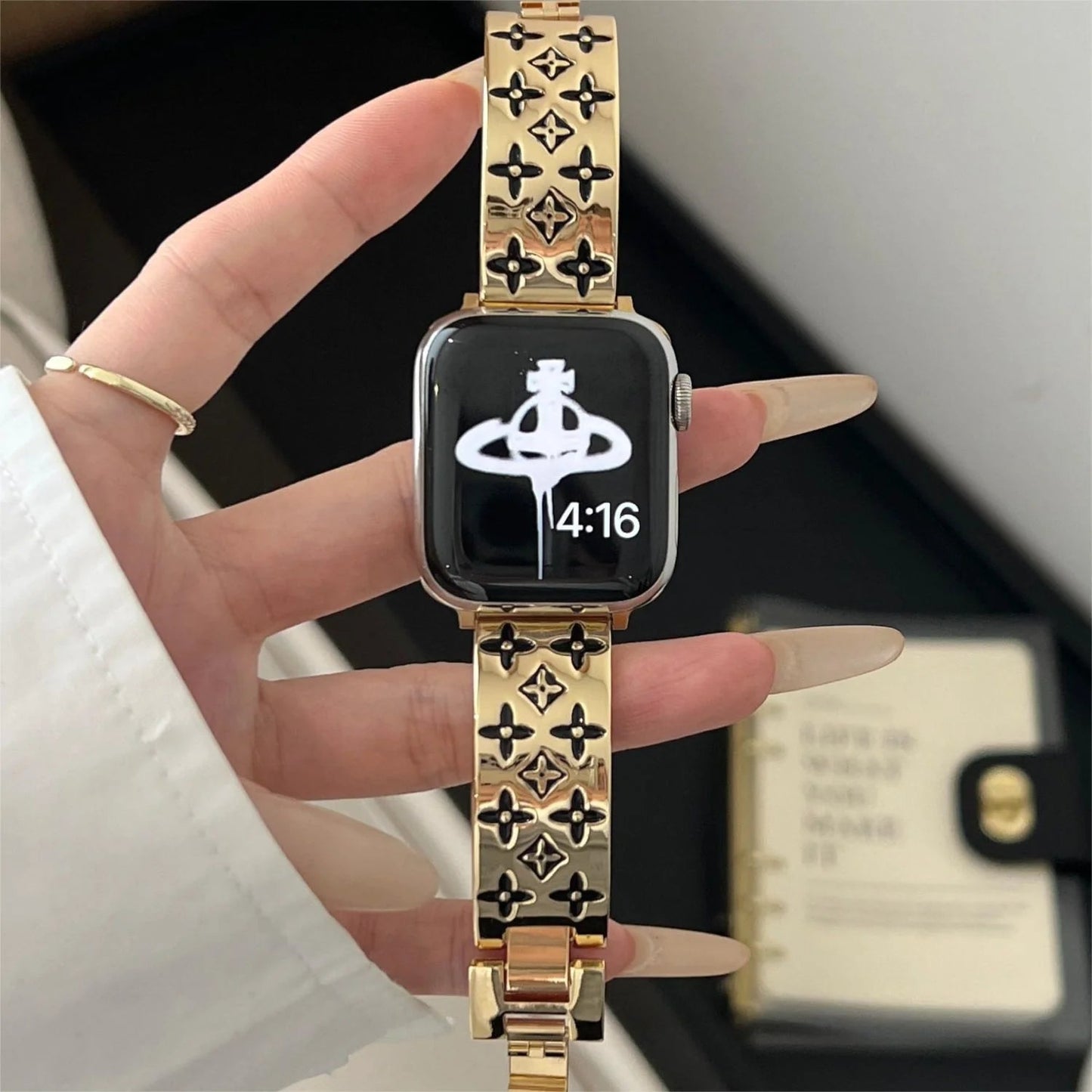PULSEIRA DE RELÓGIO DE MAÇÃ EM METAL EM RELEVO