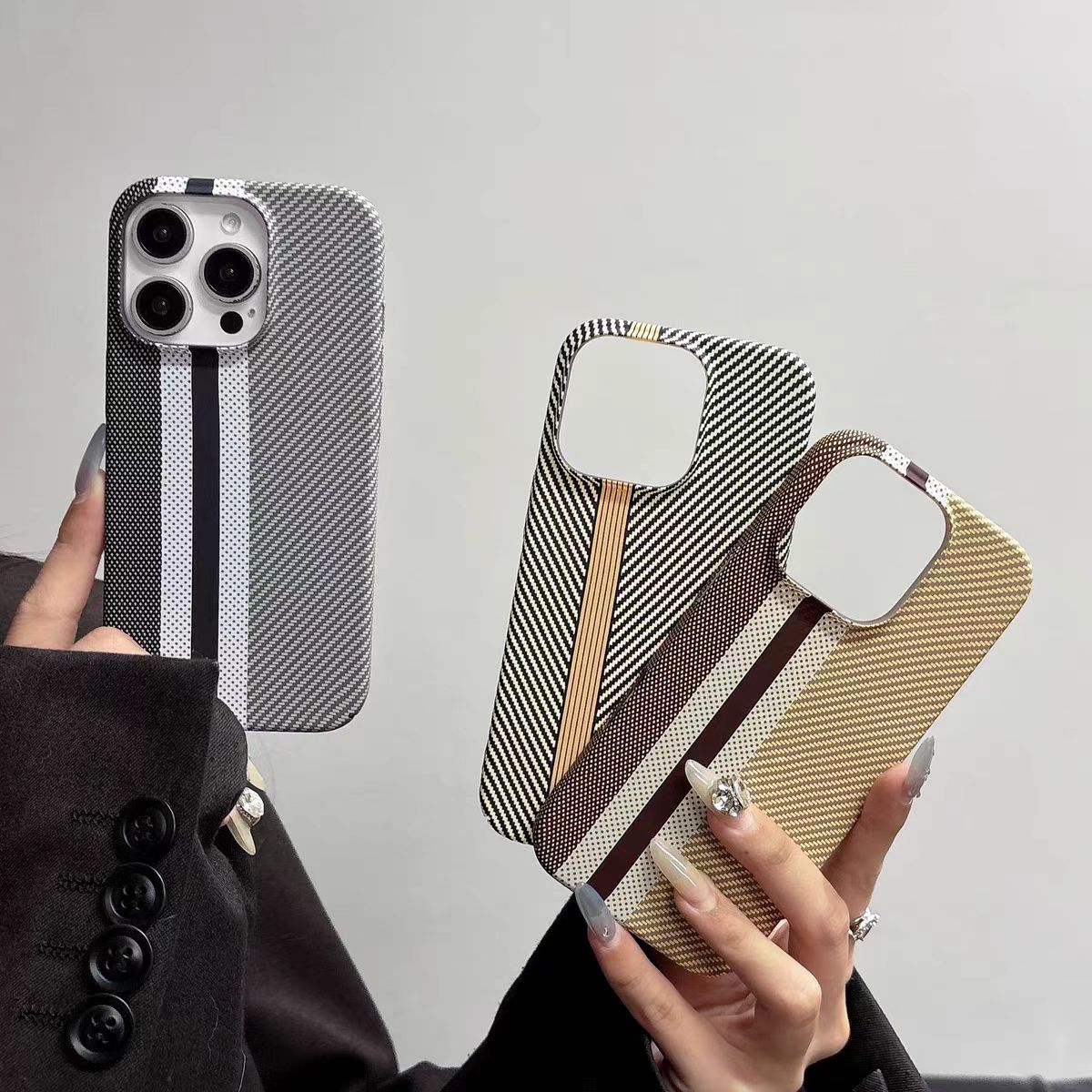 Minimalistische Handyhülle mit Karbonfasermuster in Blockfarben