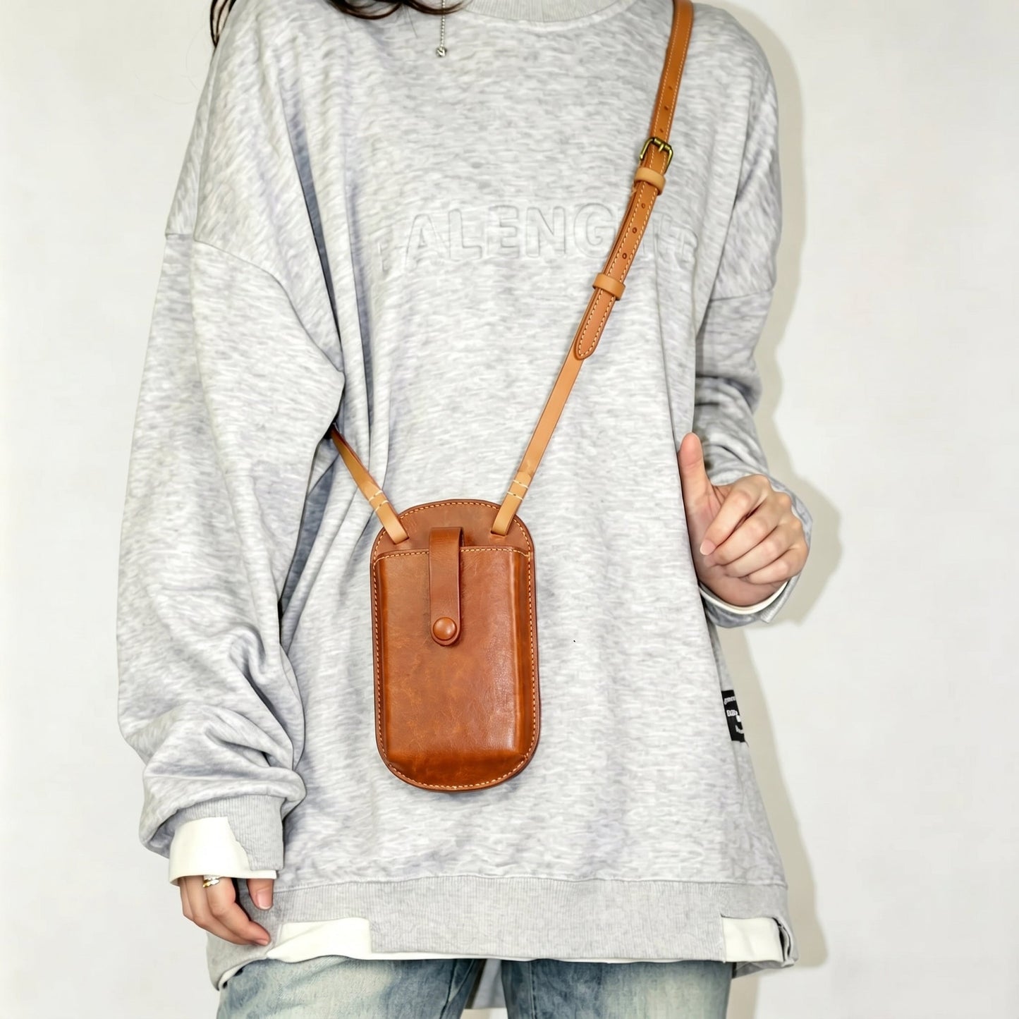 Handgefertigte Handytasche aus Leder mit Schultergurt