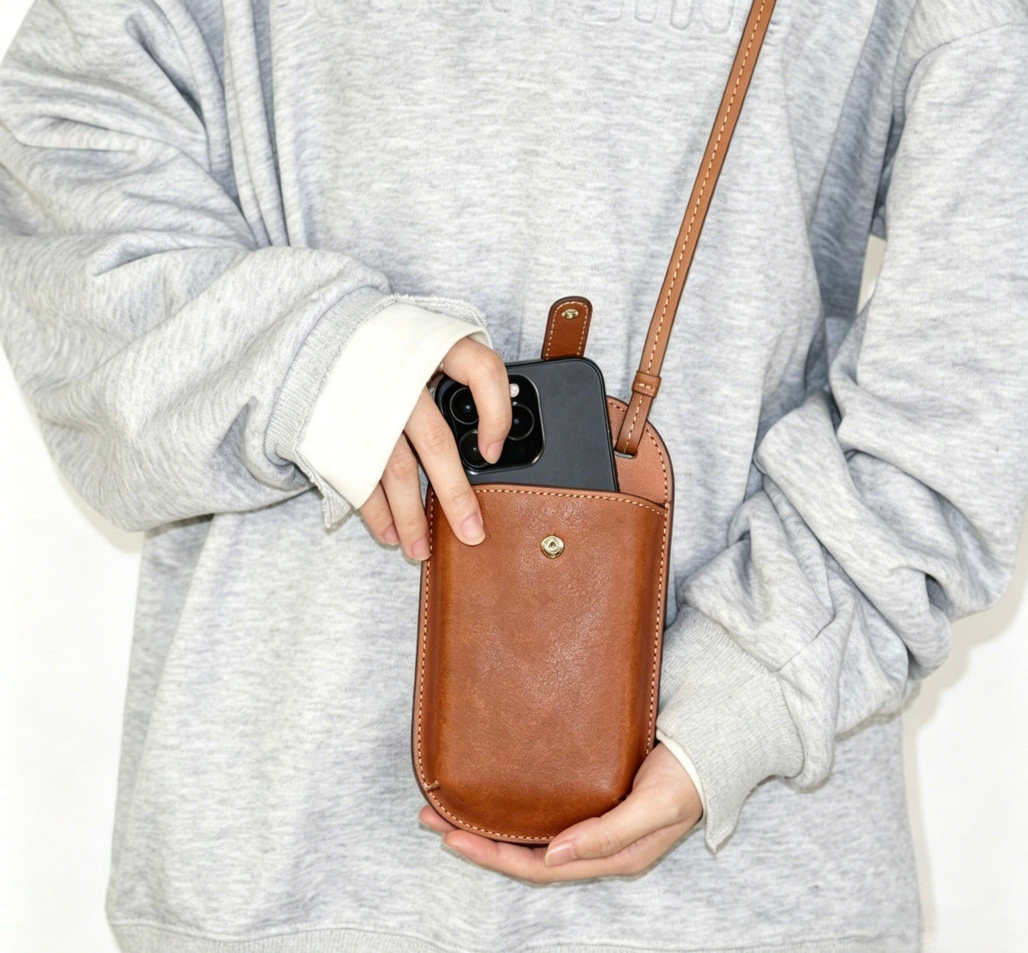Handgefertigte Handytasche aus Leder mit Schultergurt