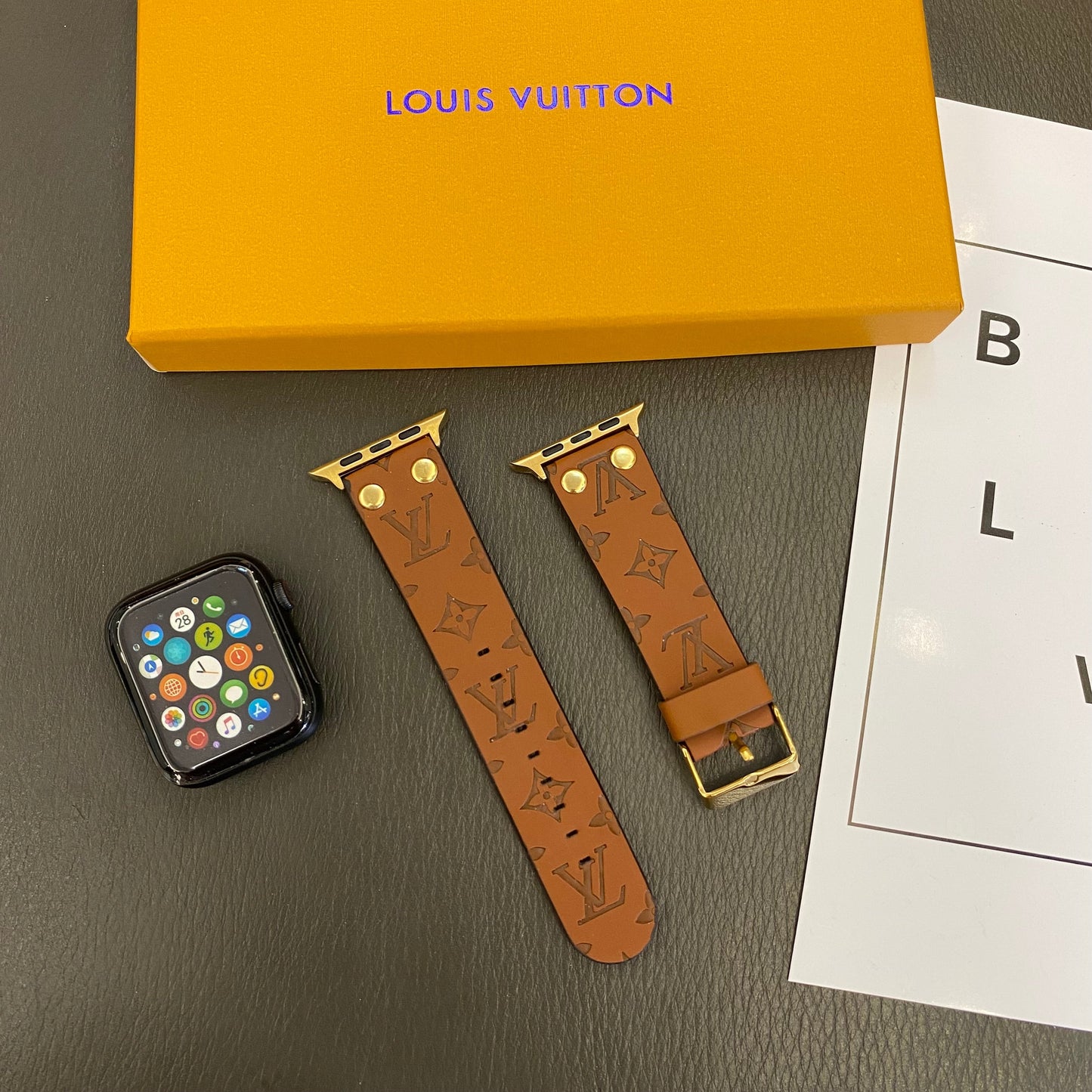 Výměnný náramek Apple s ozdobou a nýty a monogramem a reliéfem PÁSKY NA HODINKY