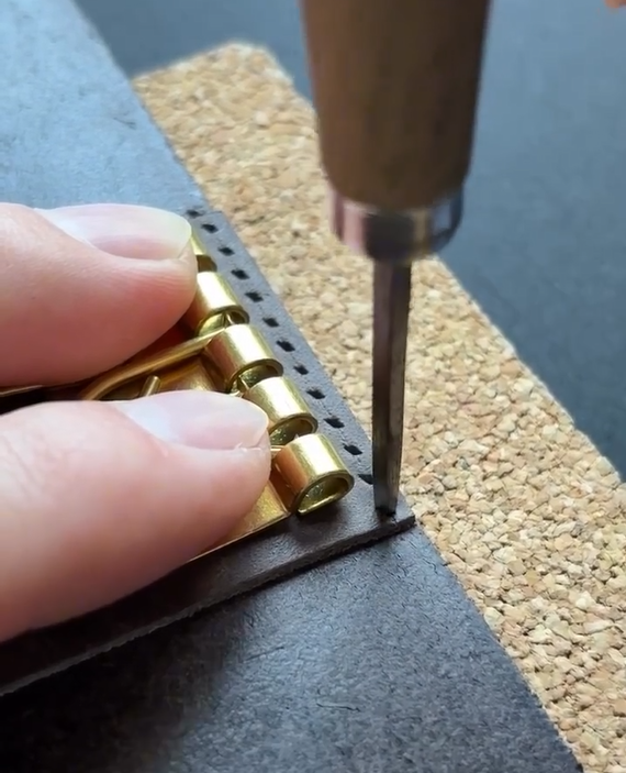 Handgefertigter Vintage-Schlüsselhalter aus Leder mit Messinghaken