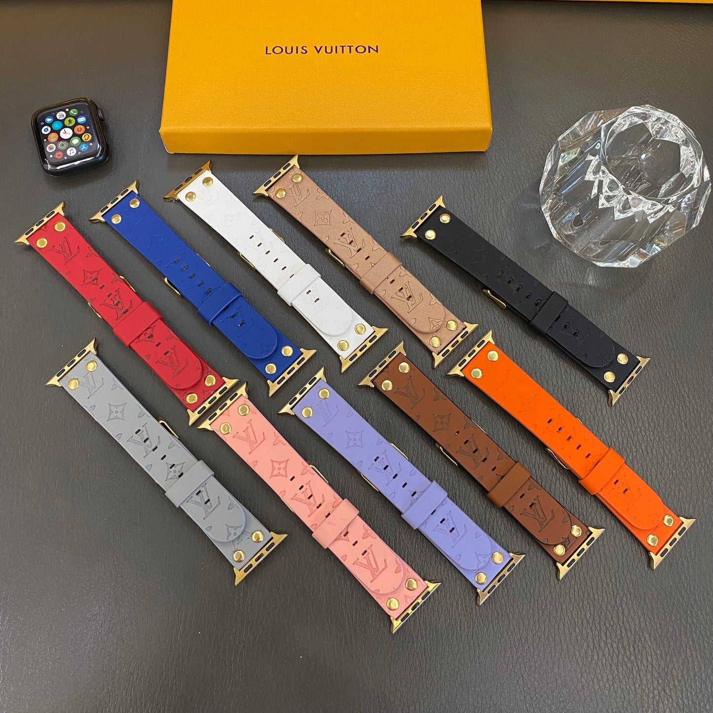 Výměnný náramek Apple s ozdobou a nýty a monogramem a reliéfem PÁSKY NA HODINKY