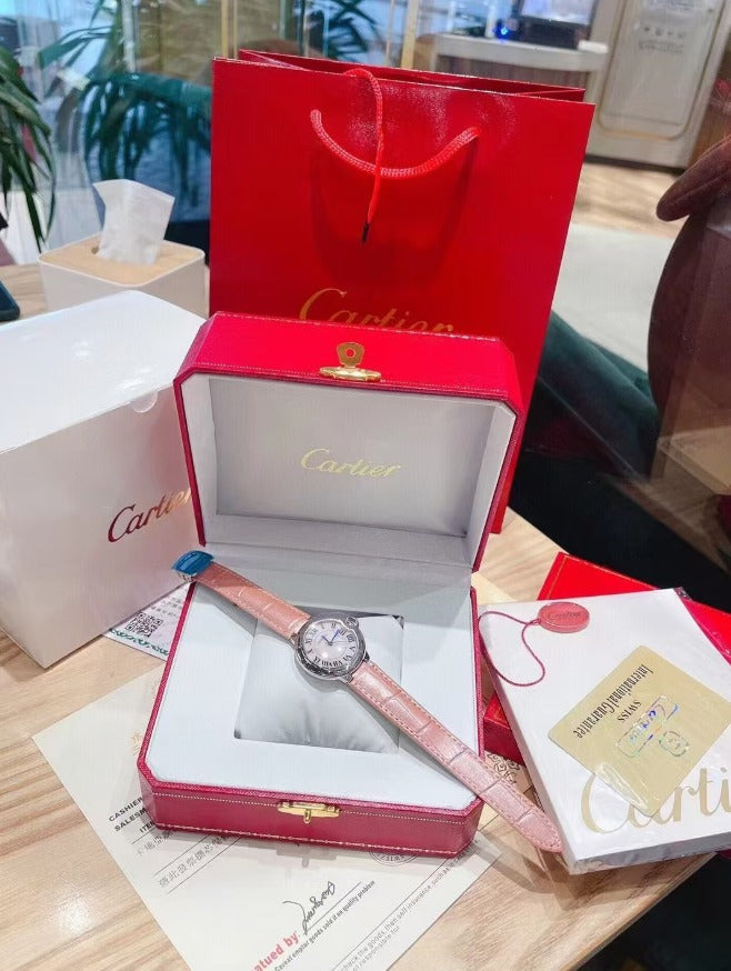ساعة كارتييه مستطيلة ذهبية اللون مع حقيبة حمراء