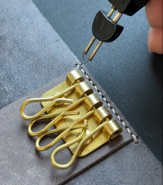 Handgefertigter Vintage-Schlüsselhalter aus Leder mit Messinghaken