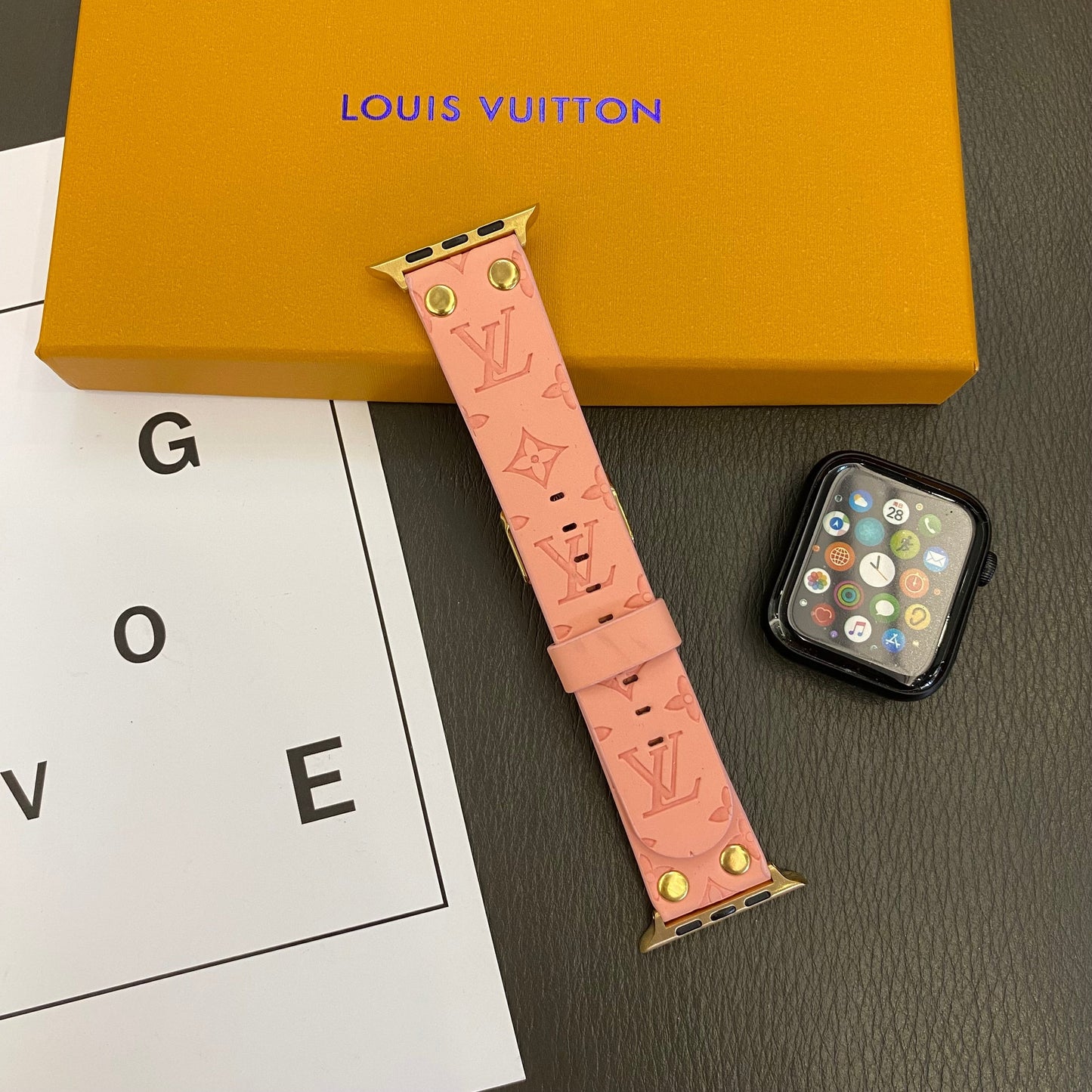 Výměnný náramek Apple s ozdobou a nýty a monogramem a reliéfem PÁSKY NA HODINKY