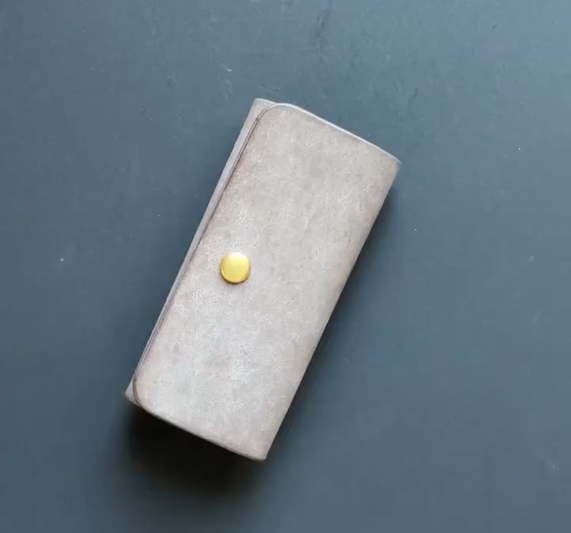 Handgefertigter Vintage-Schlüsselhalter aus Leder mit Messinghaken