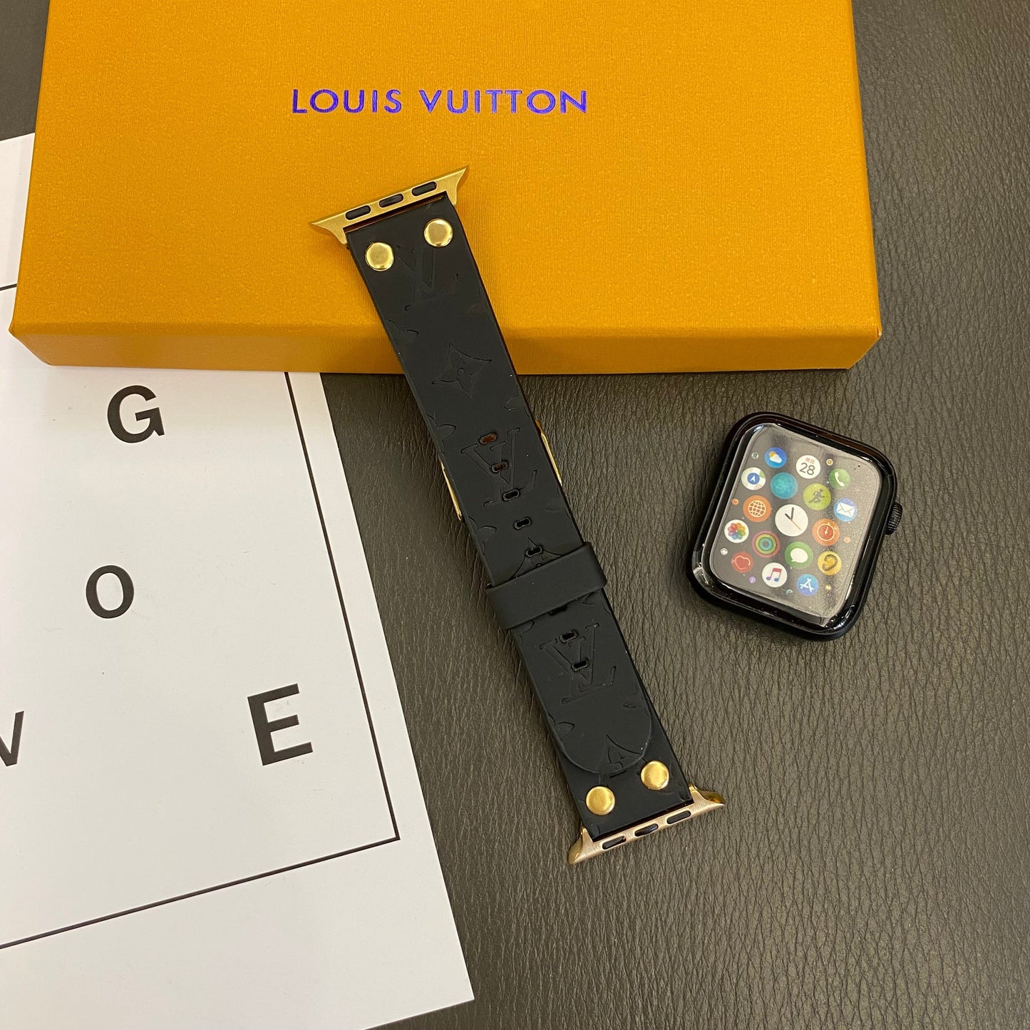 Výměnný náramek Apple s ozdobou a nýty a monogramem a reliéfem PÁSKY NA HODINKY
