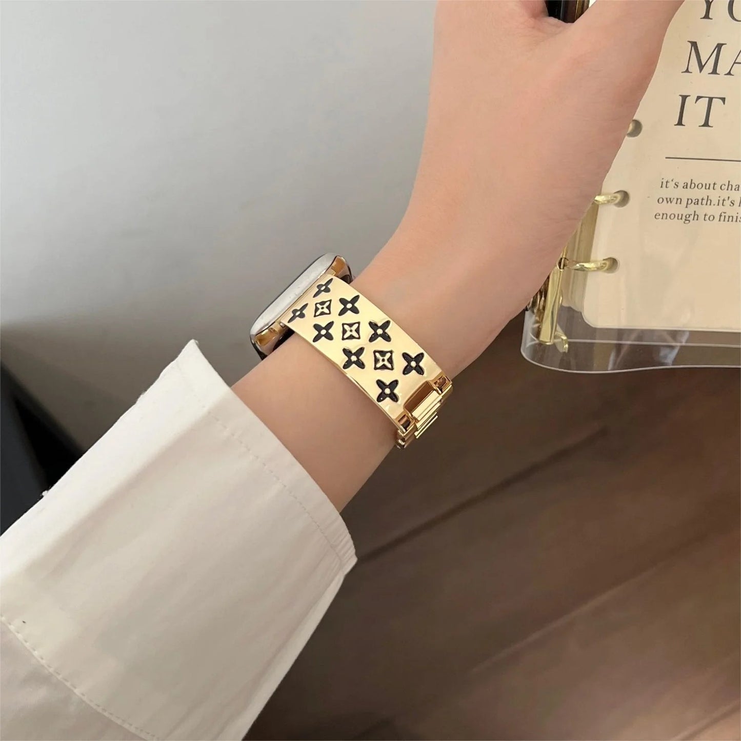 PULSEIRA DE RELÓGIO DE MAÇÃ EM METAL EM RELEVO