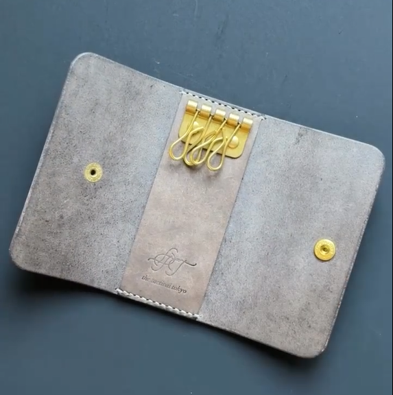 Handgefertigter Vintage-Schlüsselhalter aus Leder mit Messinghaken