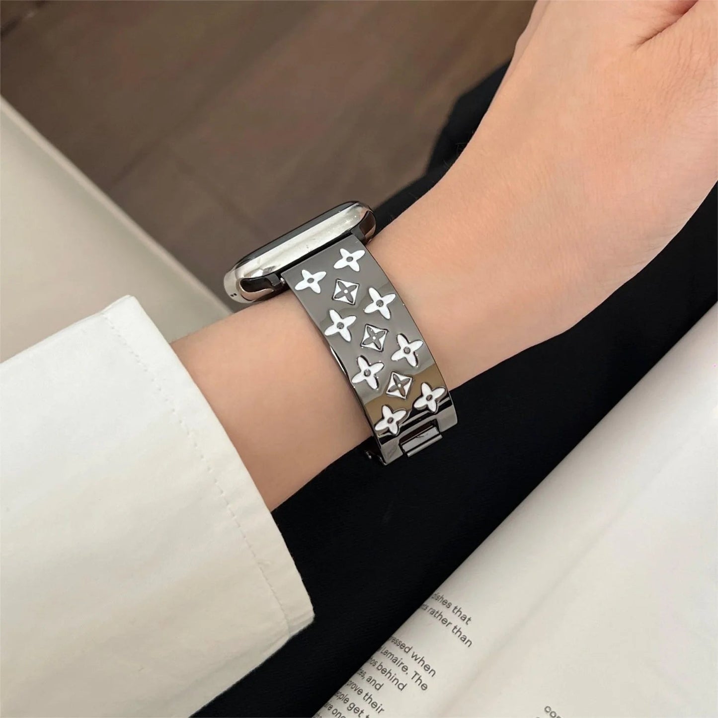 PULSEIRA DE RELÓGIO DE MAÇÃ EM METAL EM RELEVO
