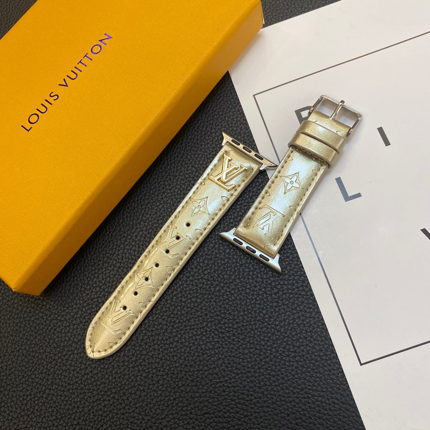 GLANZENDE LEREN APPELHORLOGEBAND LUXE METALEN LOGO