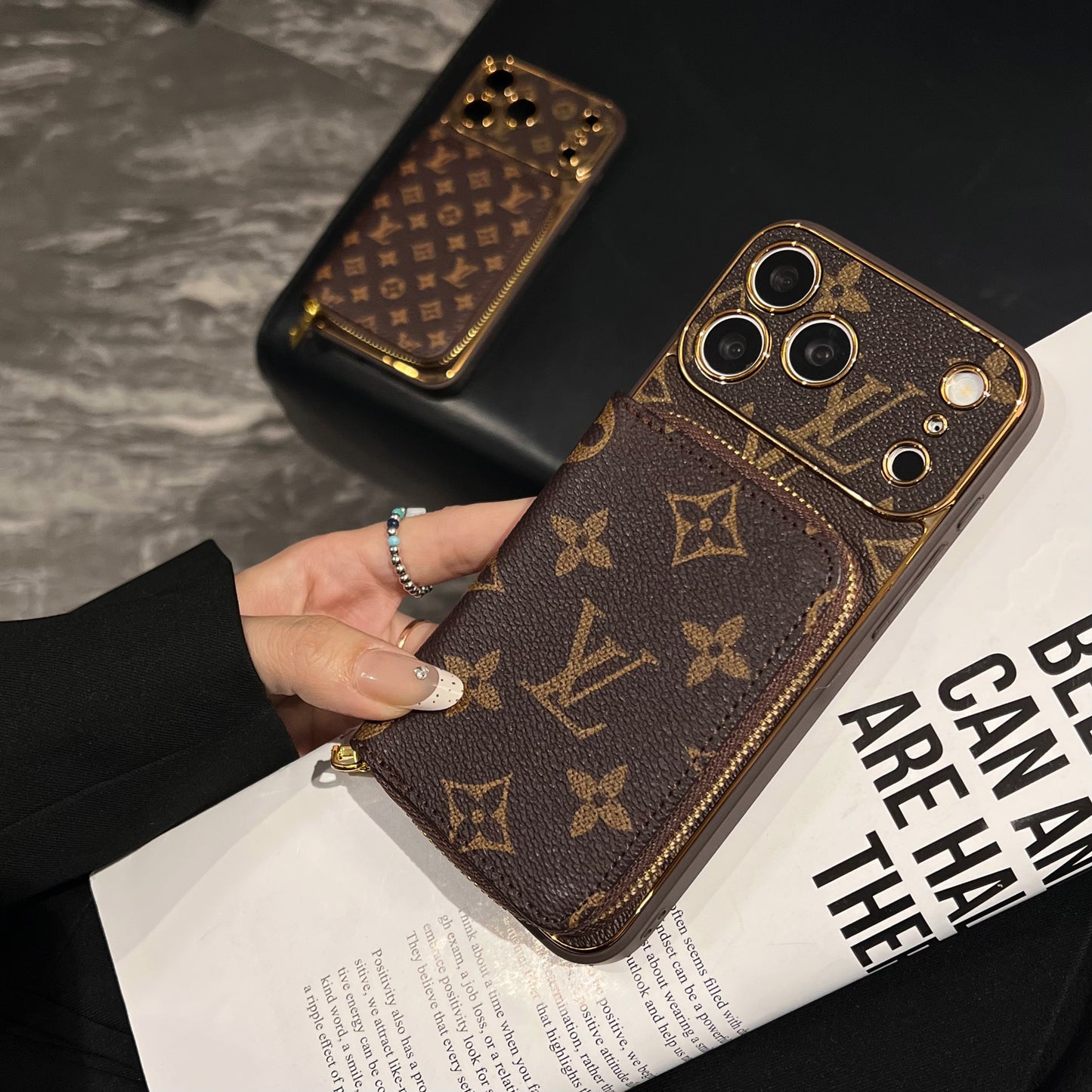 Luxusní elegantní pouzdro na iPhone 17 s držákem karty & řemínkem