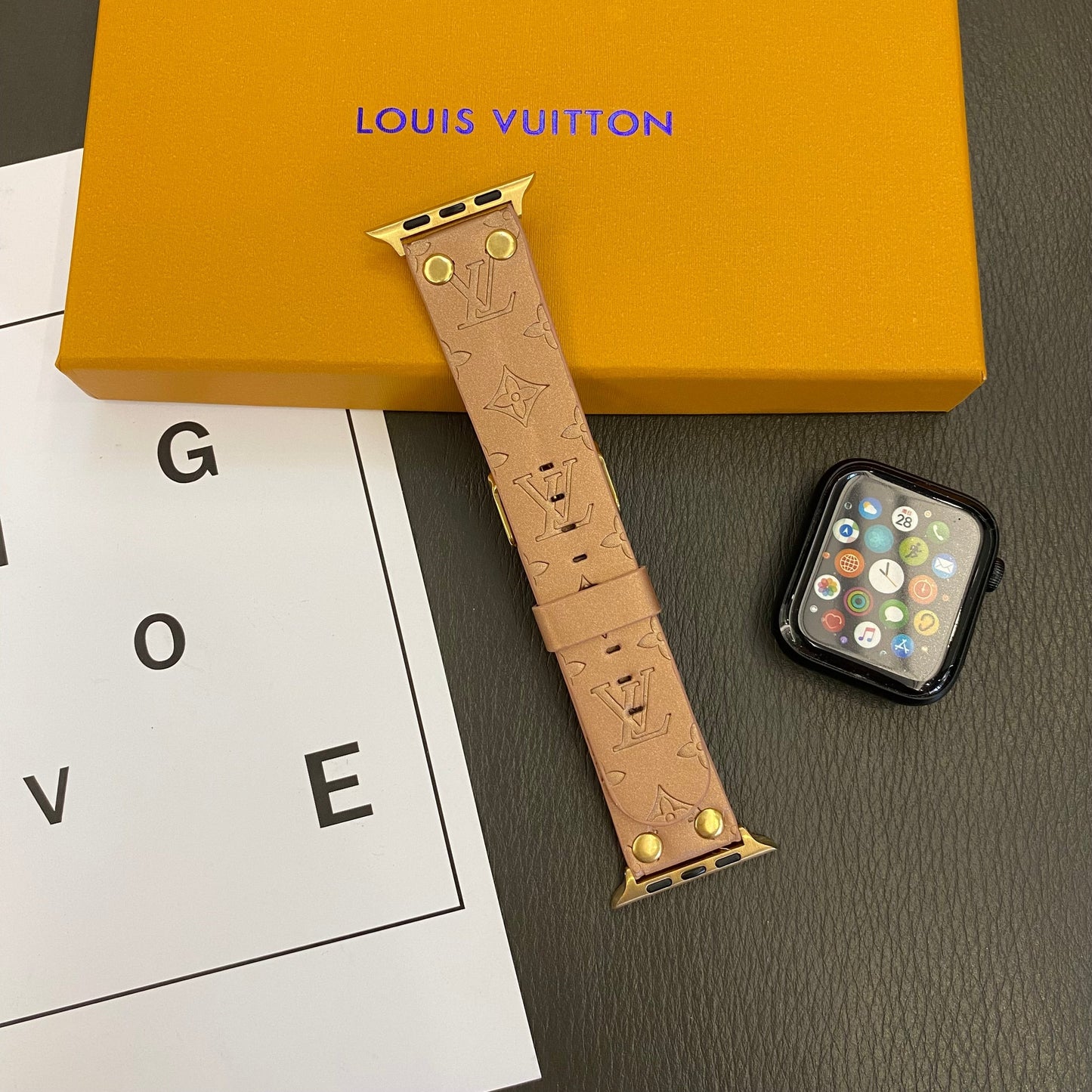 Výměnný náramek Apple s ozdobou a nýty a monogramem a reliéfem PÁSKY NA HODINKY