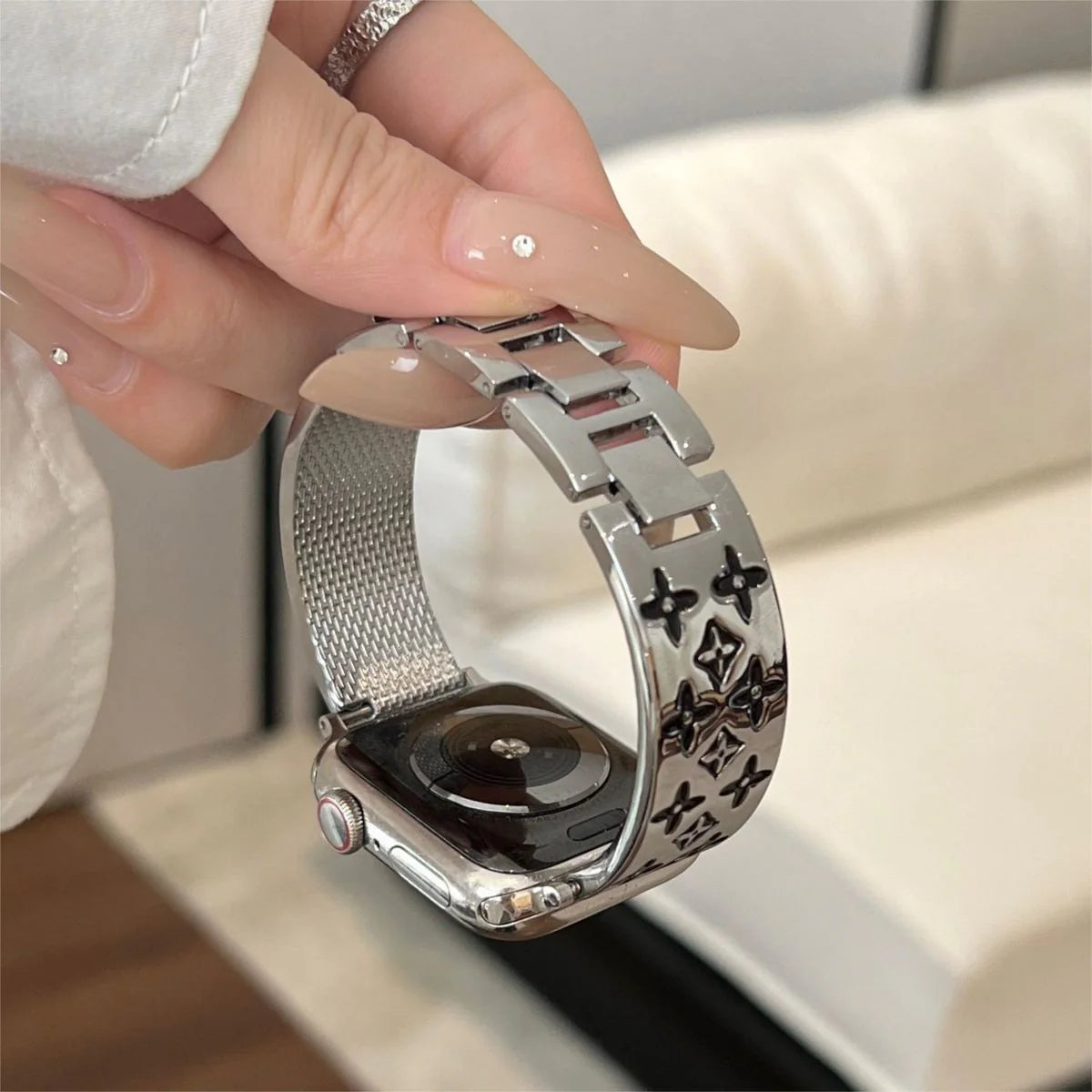 PULSEIRA DE RELÓGIO DE MAÇÃ EM METAL EM RELEVO