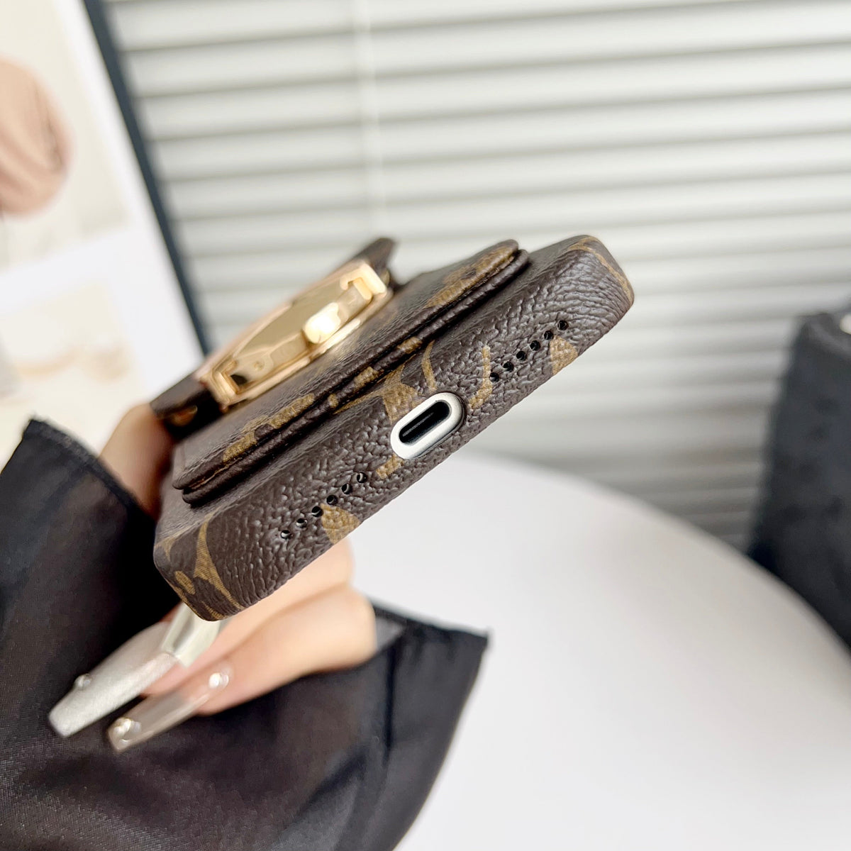 Luksus Crossbody iPhone-deksel med kortlomme og avtakbar stropp