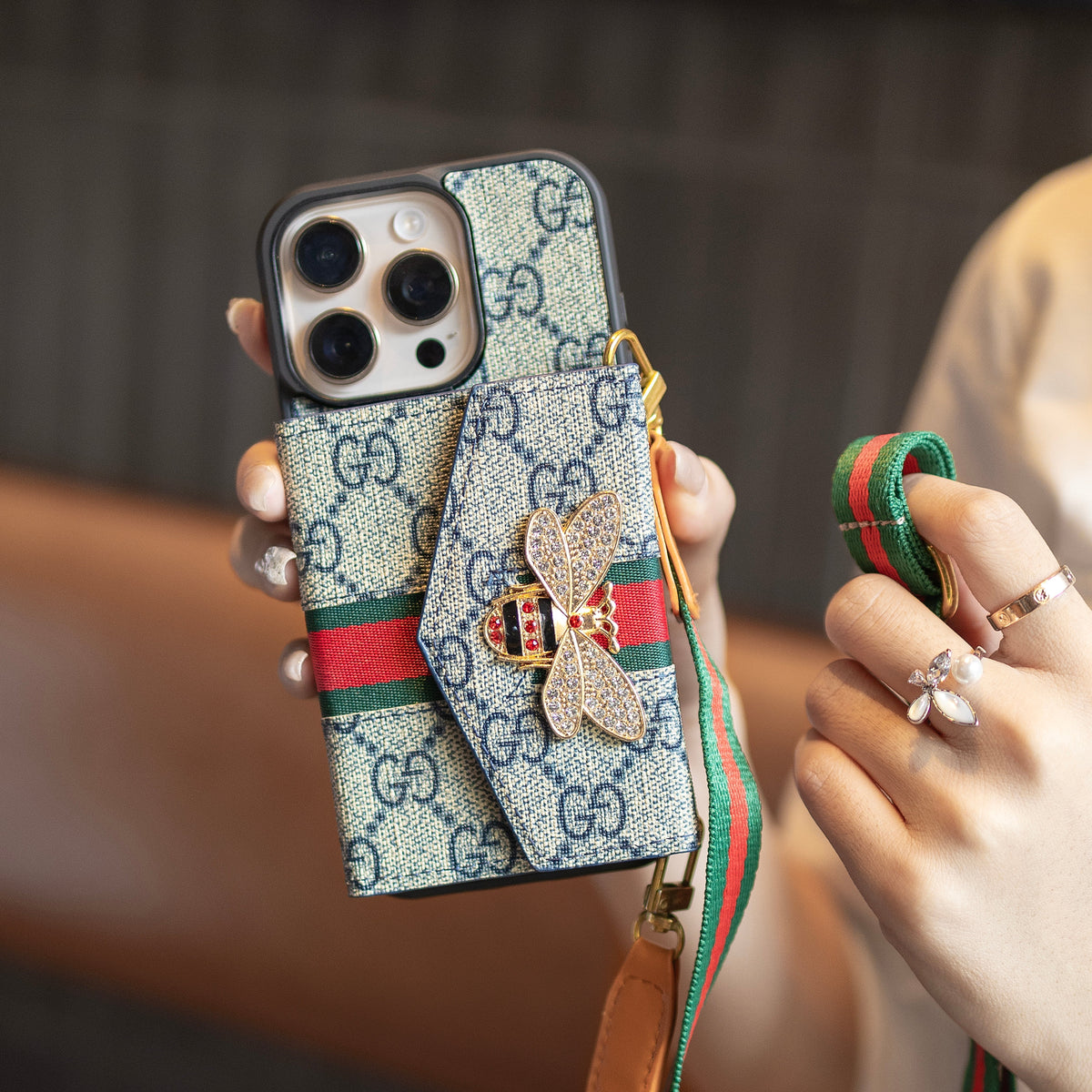 Premium Advanced Crossbody iPhone-deksel med kortholder og skulderstropp