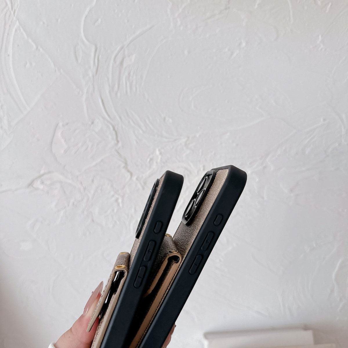 Klassisk iPhone-deksel med kortholder og stropp lysebrun -SJ240513