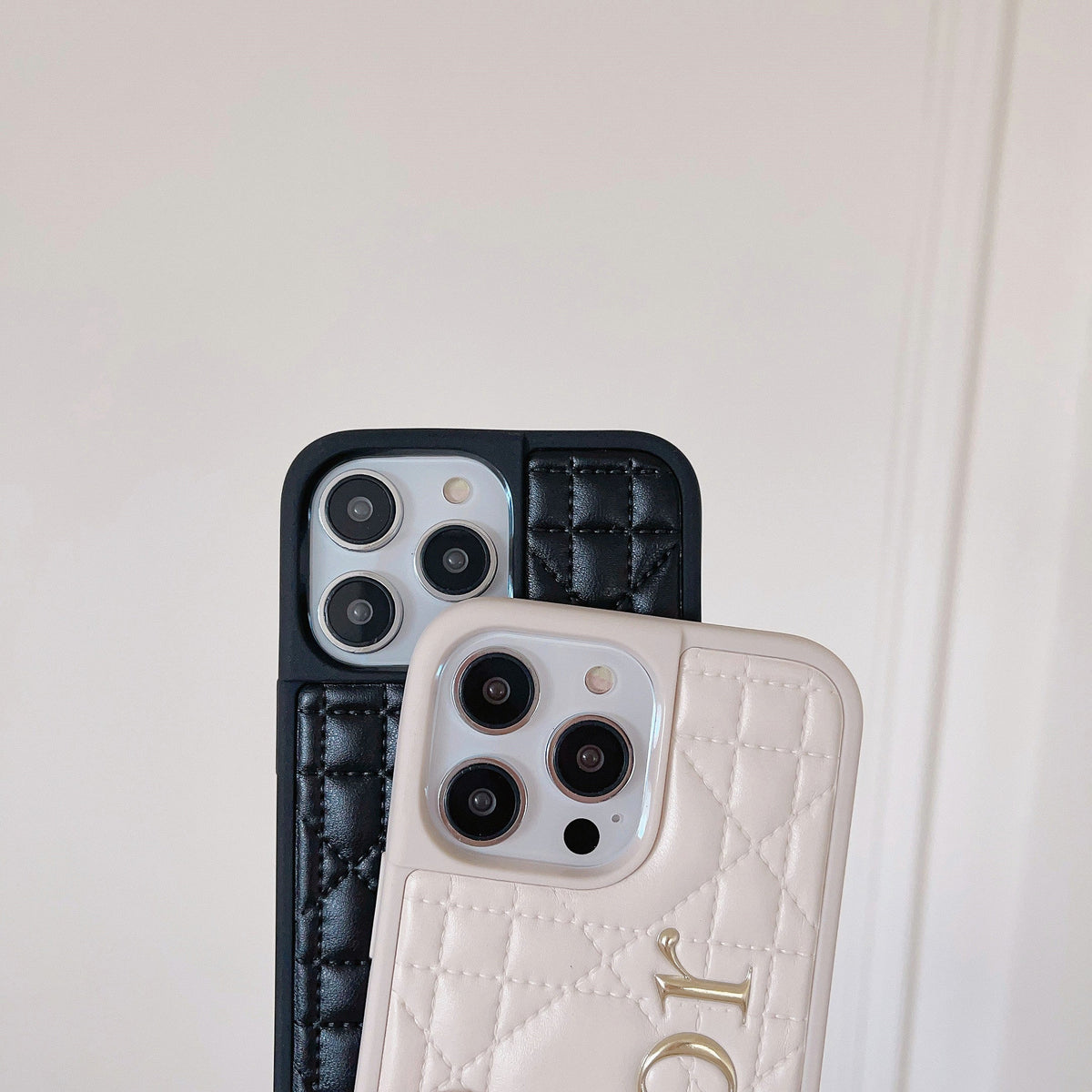 Custodia per iPhone in pelle con logo dorato alla moda