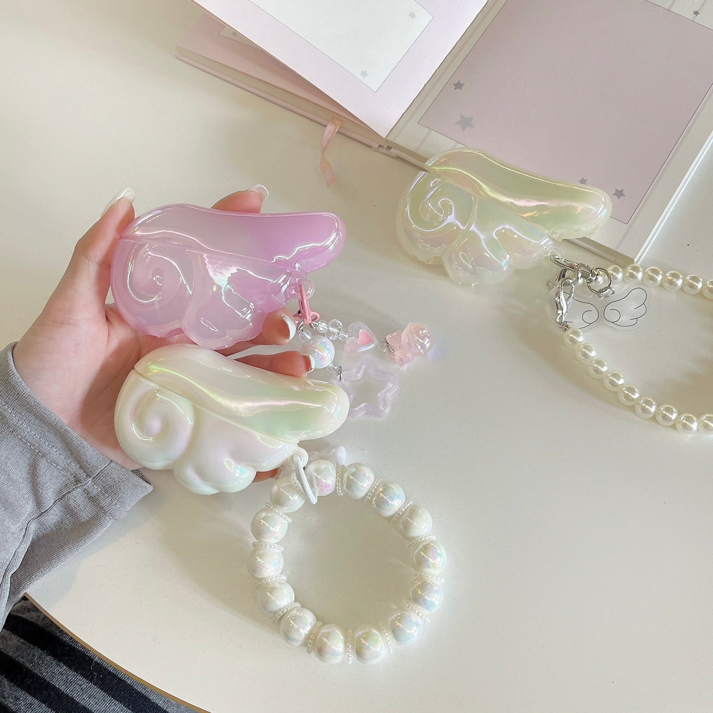 Sciathán Aingeal Cás AirPods le Péarla & Suath Feirbeach