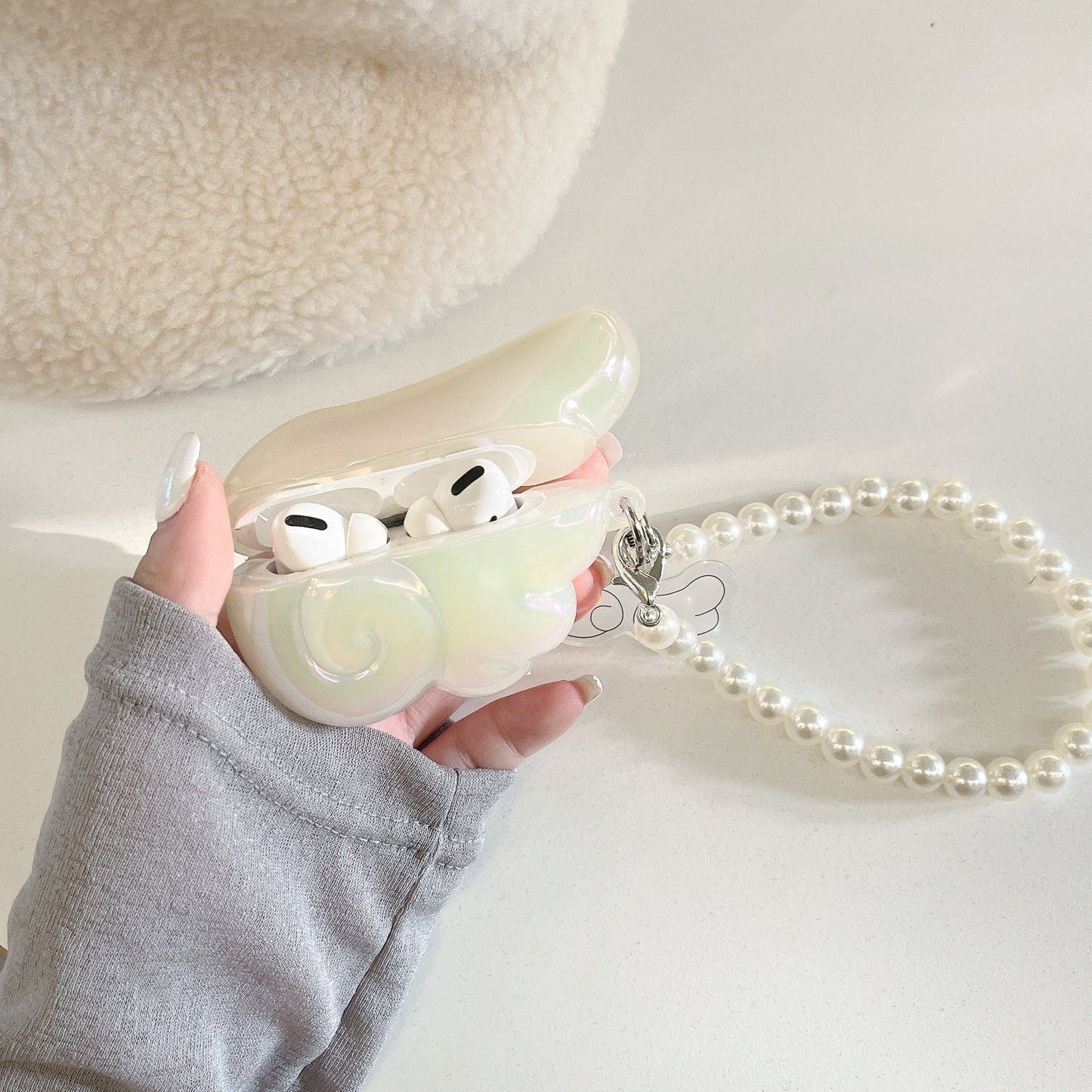 Sciathán Aingeal Cás AirPods le Péarla & Suath Feirbeach