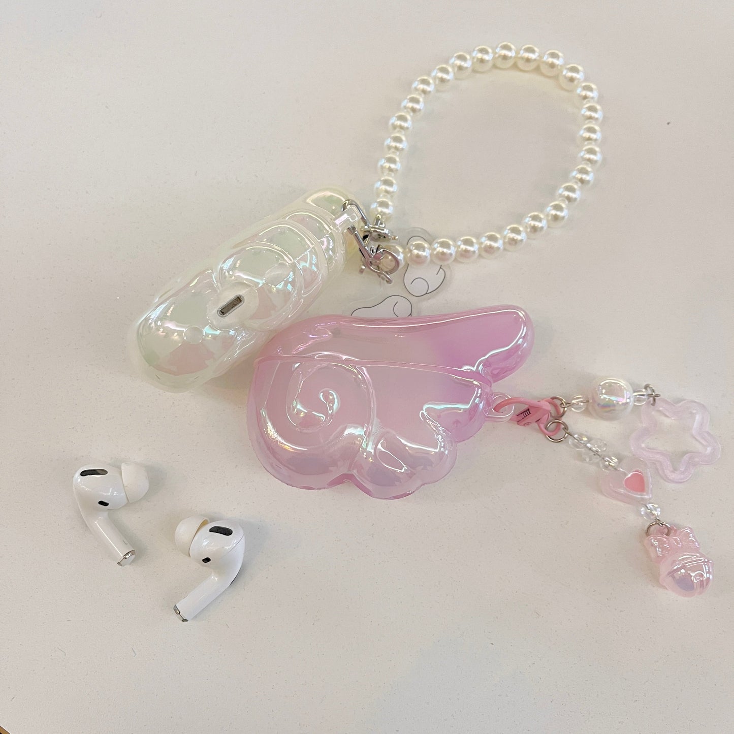 Sciathán Aingeal Cás AirPods le Péarla & Suath Feirbeach