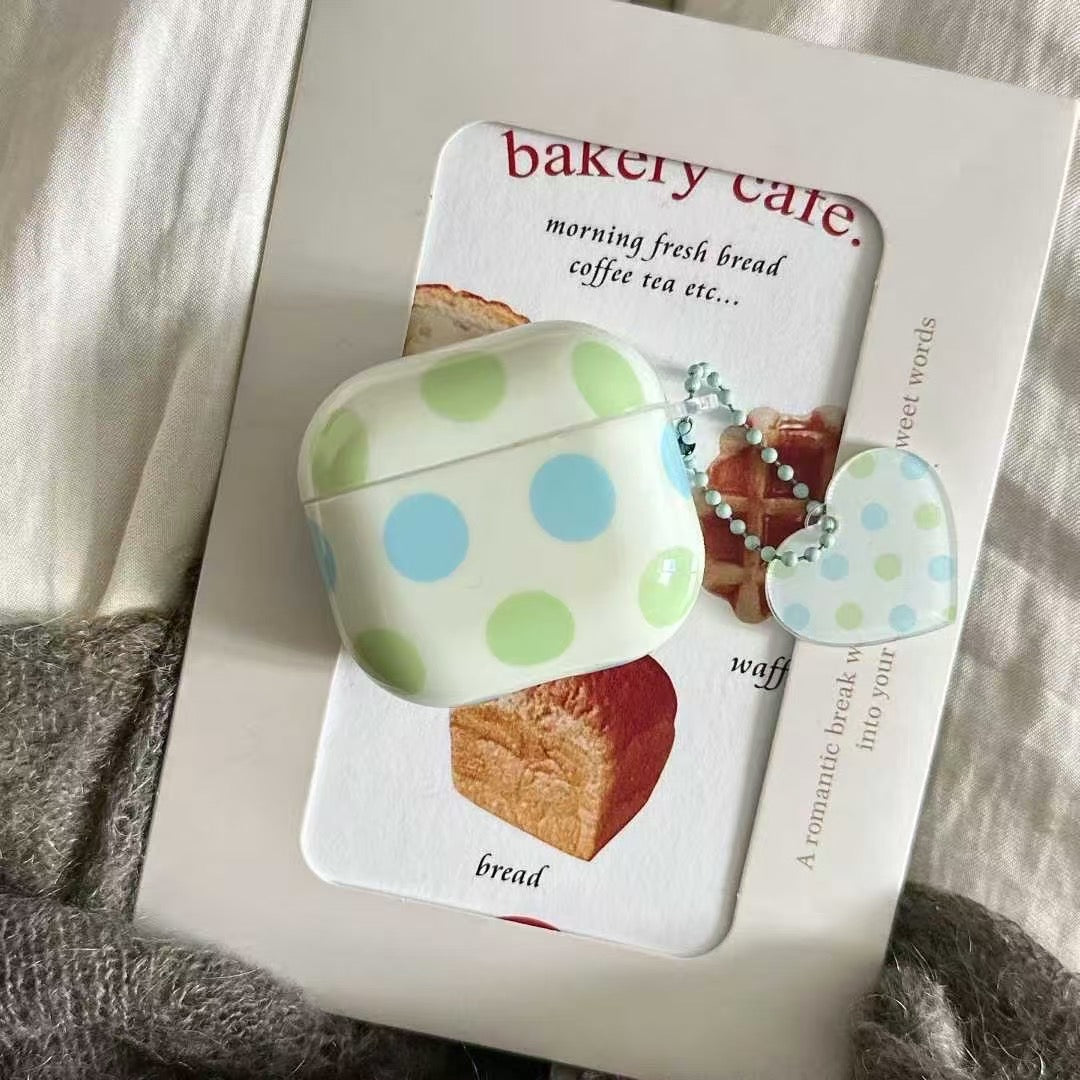 Pikčasta torbica za slušalke AirPods s srčkom – pastelno modra & zelena
