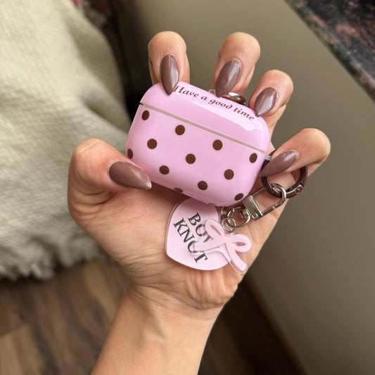 Růžové polka dot AirPods pouzdro se srdcem – roztomilý ochranný kryt