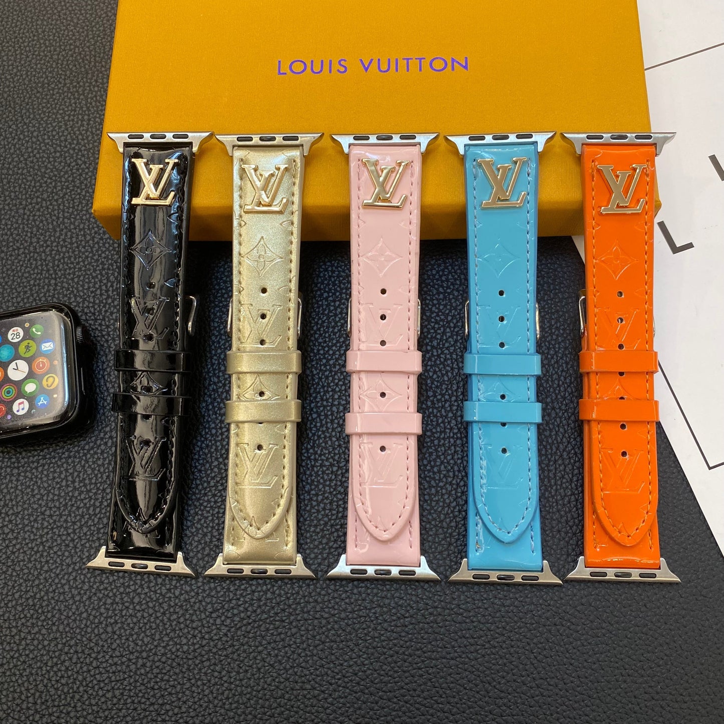 GLANZENDE LEREN APPELHORLOGEBAND LUXE METALEN LOGO