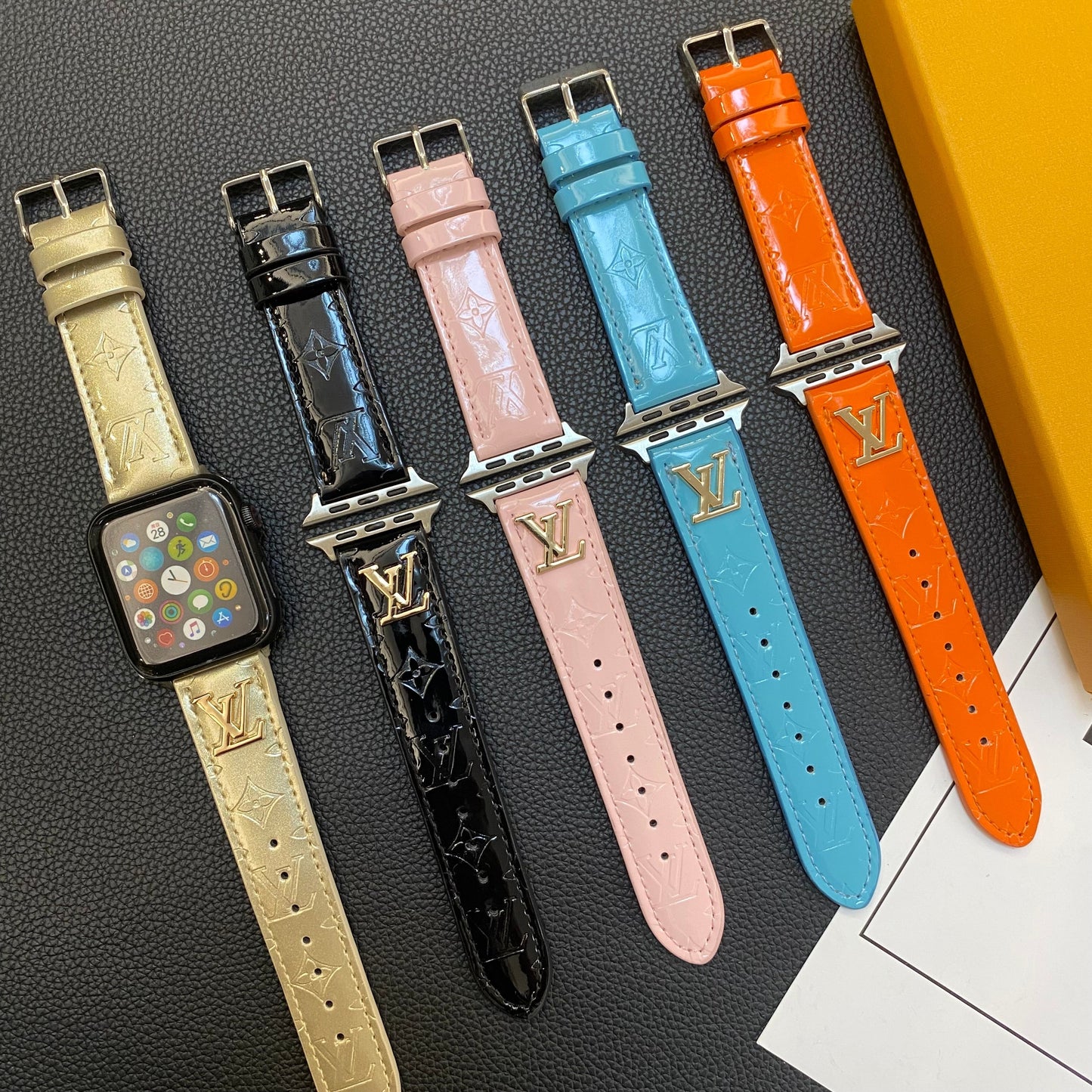 GLANZENDE LEREN APPELHORLOGEBAND LUXE METALEN LOGO