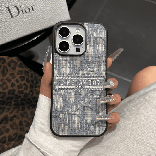 Designer-inspireret iPhone-etui i stof med broderede detaljer