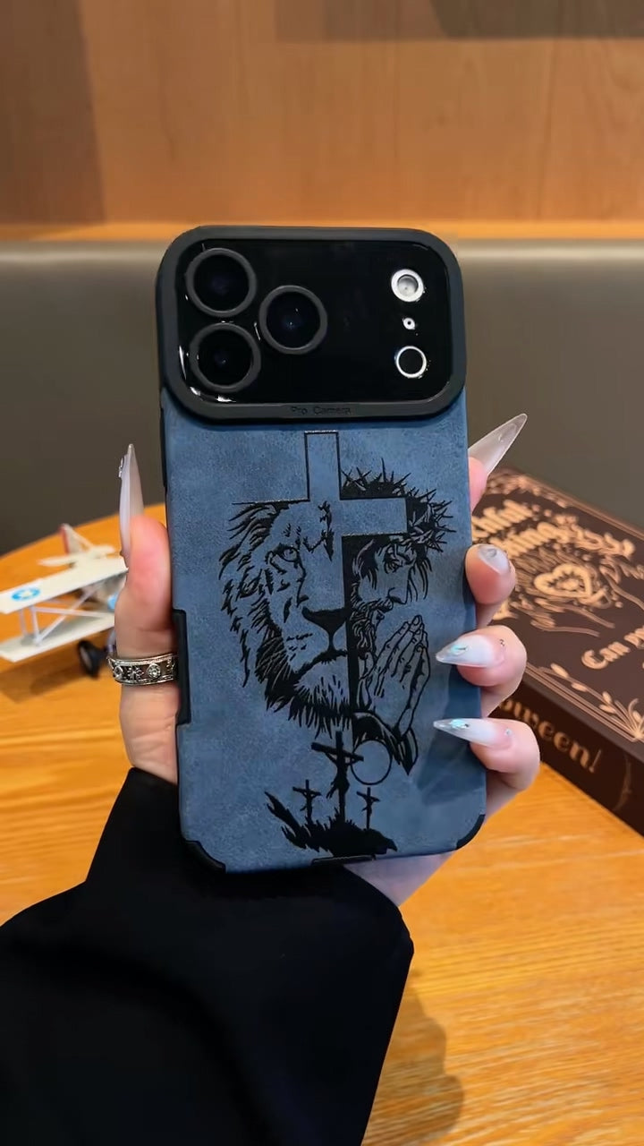 Faith & Pouzdro na iPhone s gravírováním – Lion & Prayer Cross Design