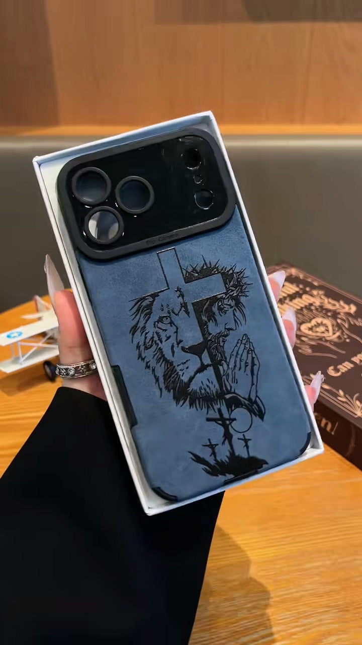 Faith & Pouzdro na iPhone s gravírováním – Lion & Prayer Cross Design